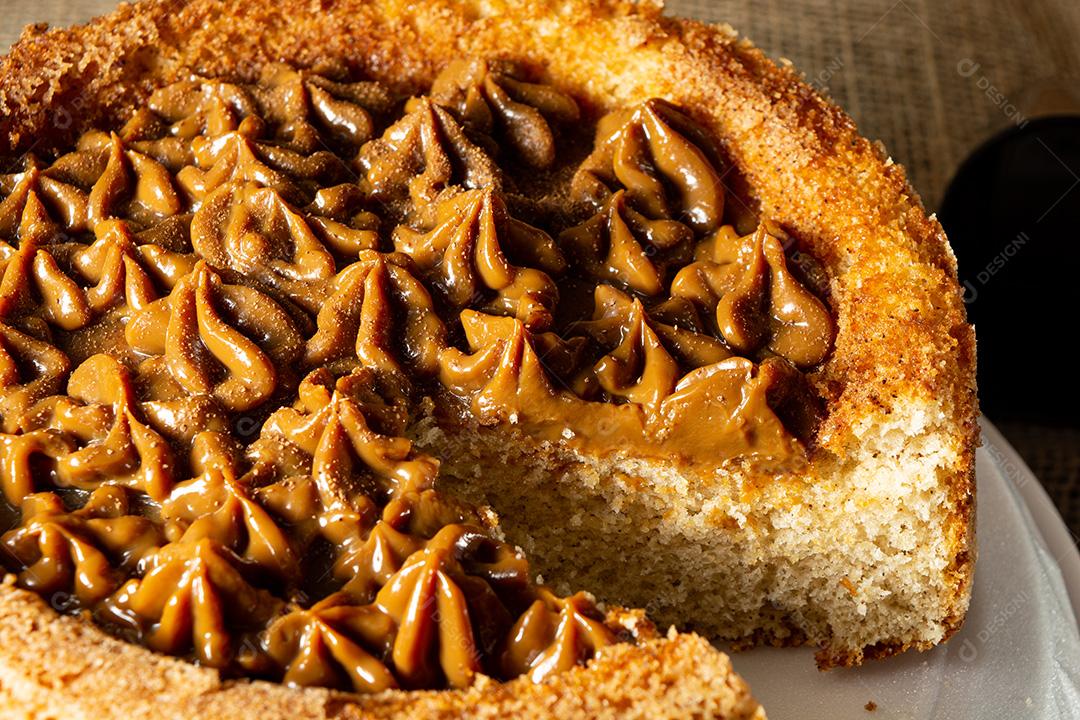 bolo de churros brasileiro típico com doce de leite, em uma mesa