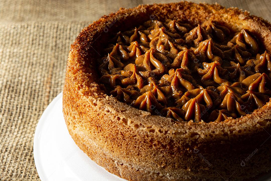 bolo de churros brasileiro típico com doce de leite, em uma mesa