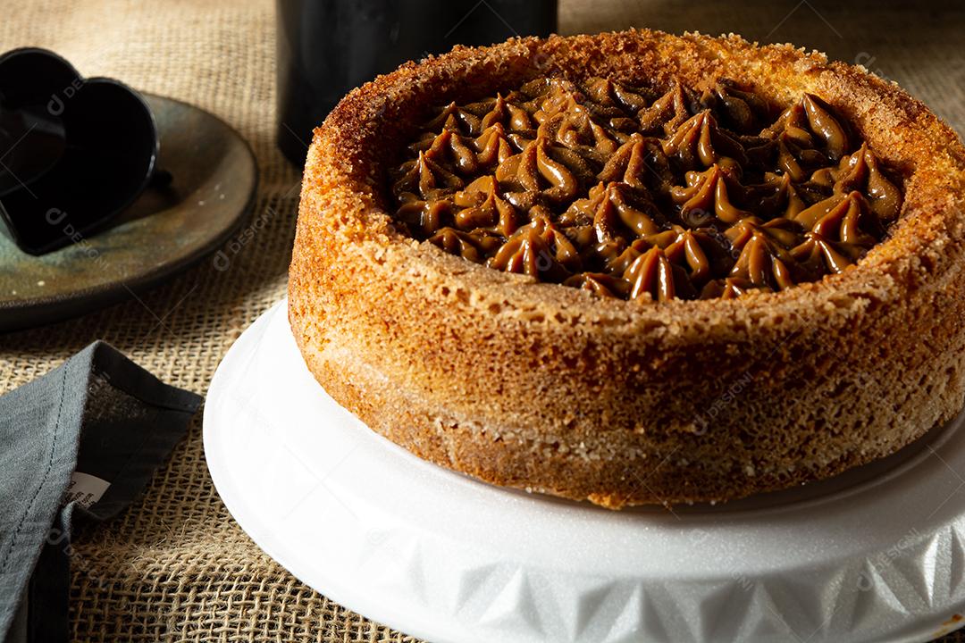 bolo de churros brasileiro típico com doce de leite, em uma mesa