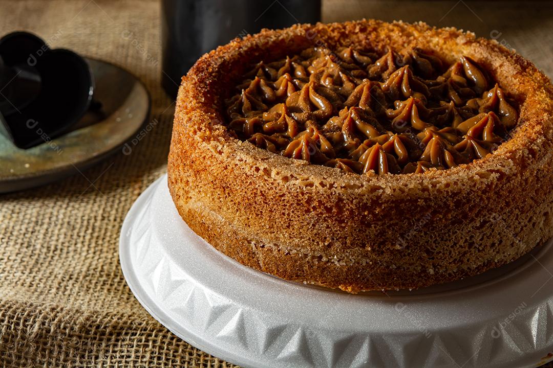 bolo de churros brasileiro típico com doce de leite, em uma mesa