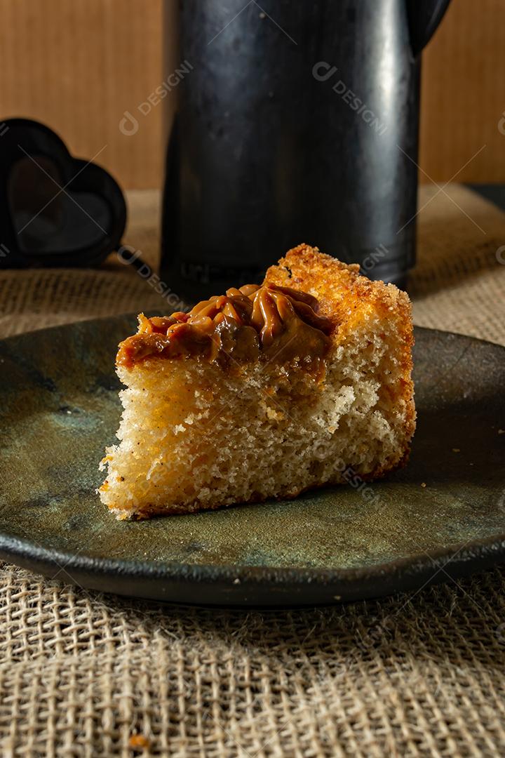 bolo de churros brasileiro típico com doce de leite, em uma mesa