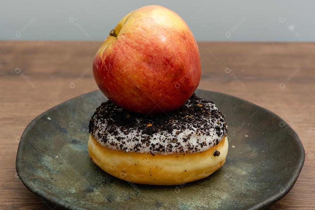 Bolinhos donuts everglazed com maçã sobre mesa madeira fundo branco