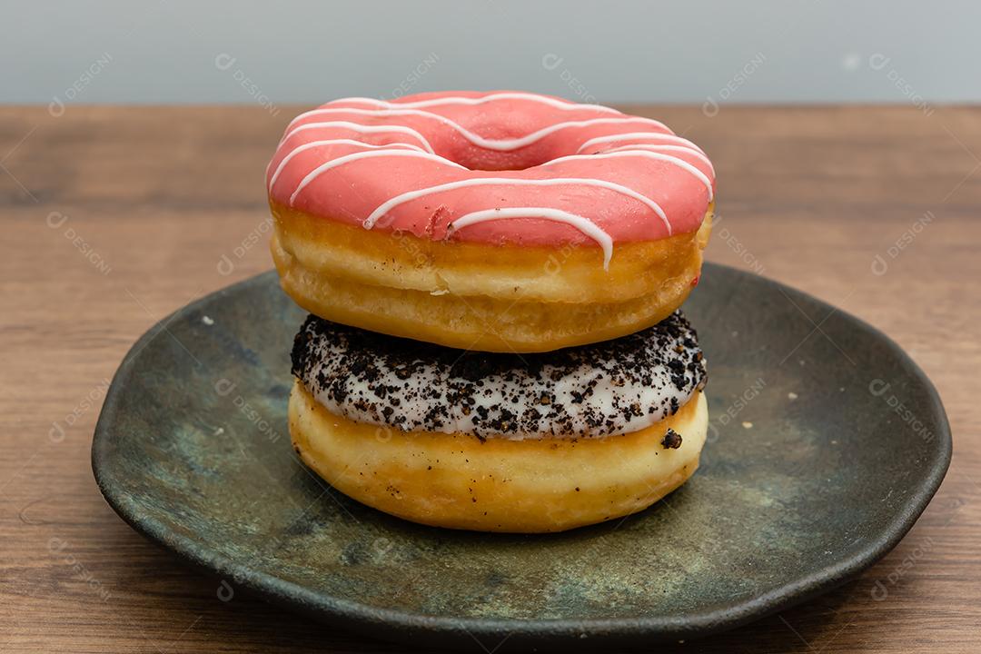 Bolinhos donuts everglazed sobre mesa madeira fundo branco