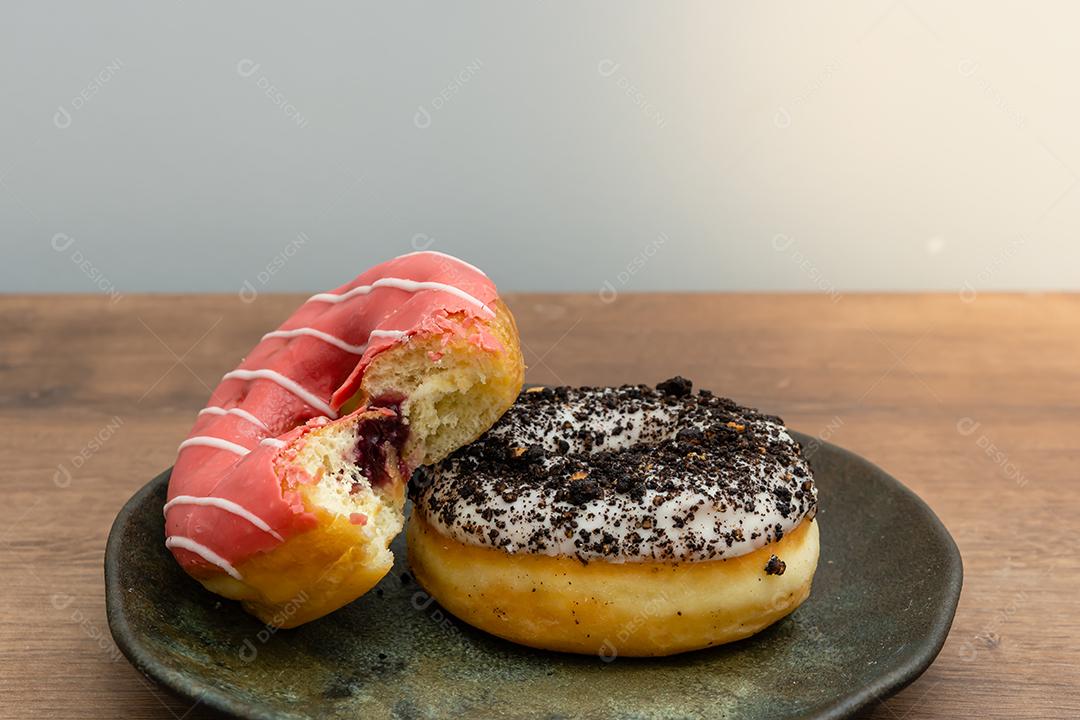 Bolinhos donuts everglazed sobre mesa madeira fundo branco