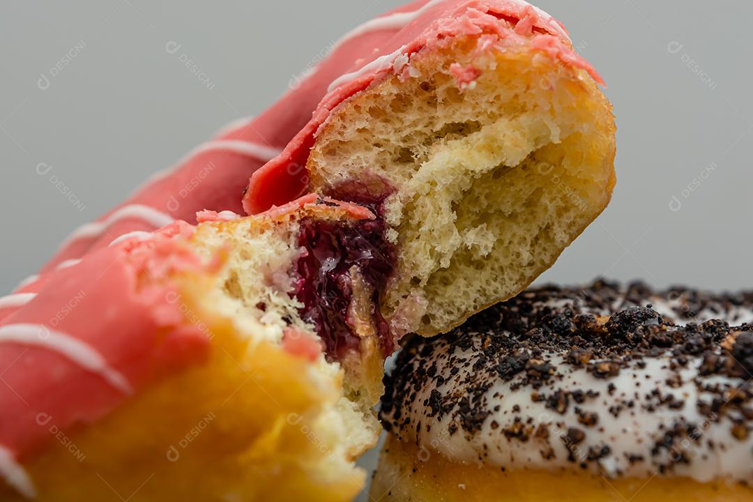 Bolinhos donuts everglazed sobre mesa madeira fundo branco