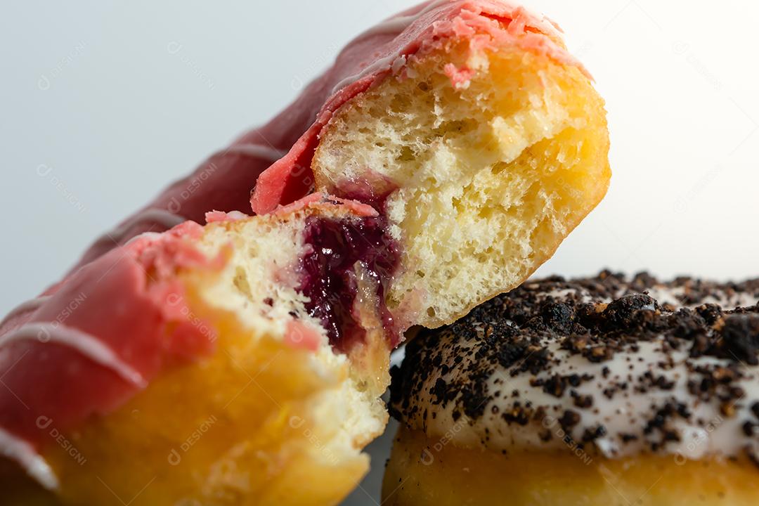 Bolinhos donuts everglazed sobre mesa madeira fundo branco