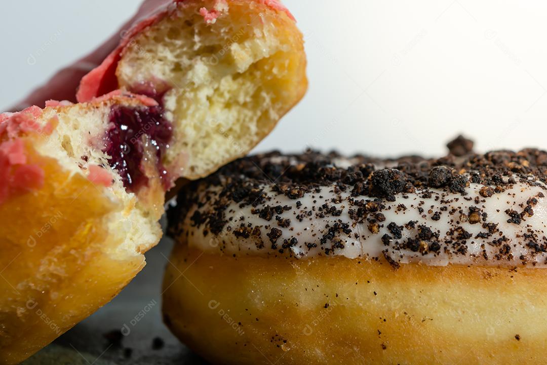 Bolinhos donuts everglazed sobre mesa madeira fundo branco