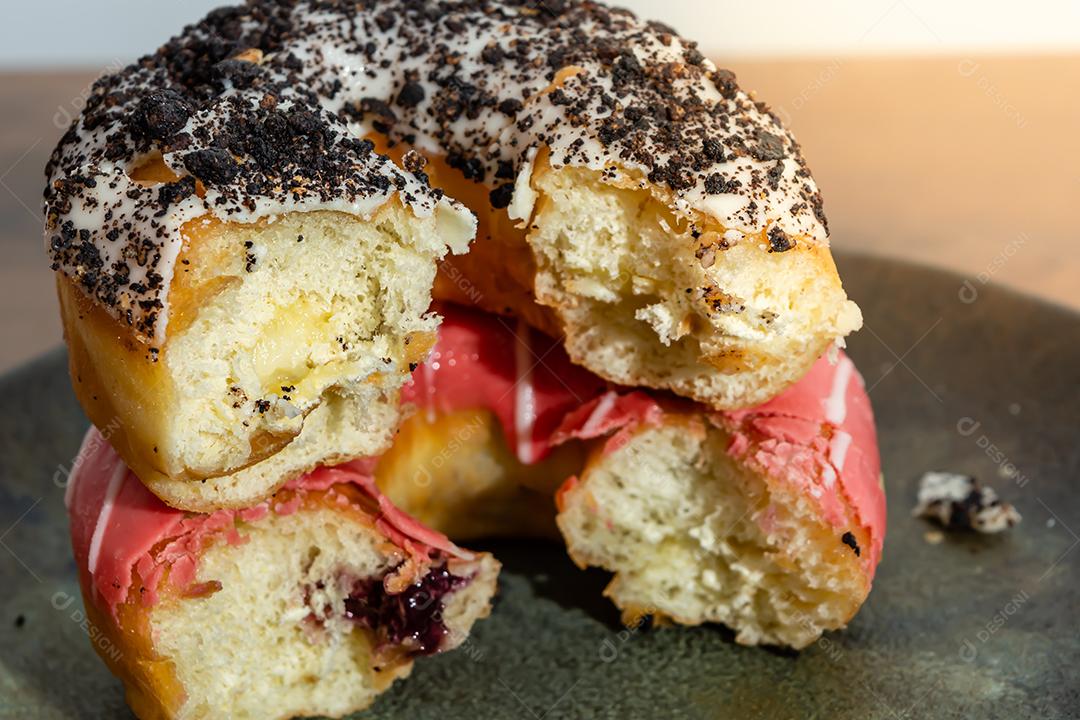 Bolinhos donuts everglazed sobre mesa madeira fundo branco