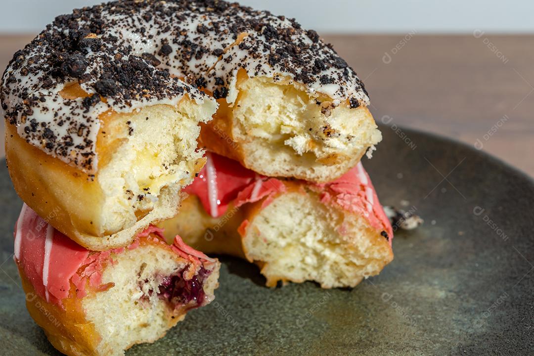 Bolinhos donuts everglazed sobre mesa madeira fundo branco