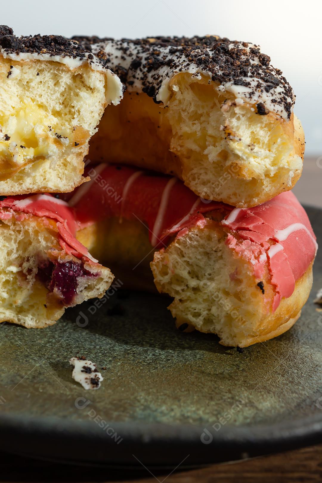 Bolinhos donuts everglazed sobre mesa madeira fundo branco