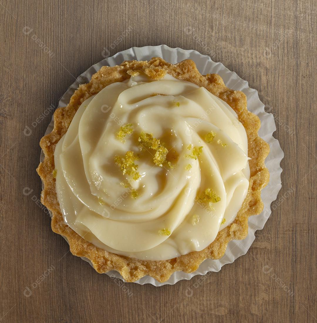 Torta de limão sobre mesa madeira pano
