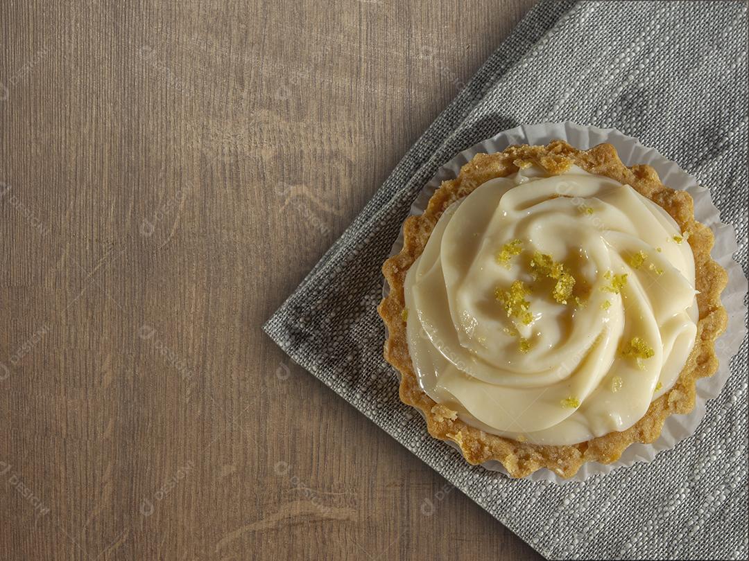 Torta de limão sobre mesa madeira pano