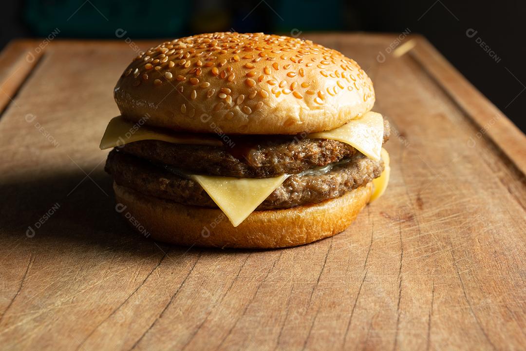 Hambúrguer ,carne grelhada, queijo sobre mesa madeira