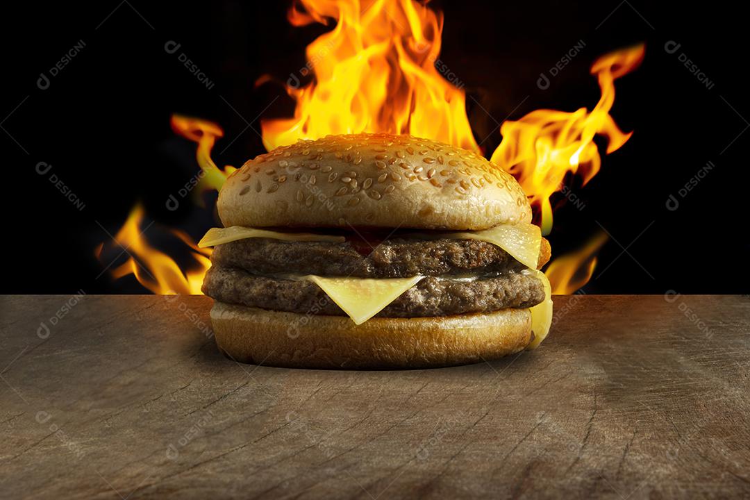 Hambúrguer ,carne grelhada, queijo sobre fundo preto com fogo exposto