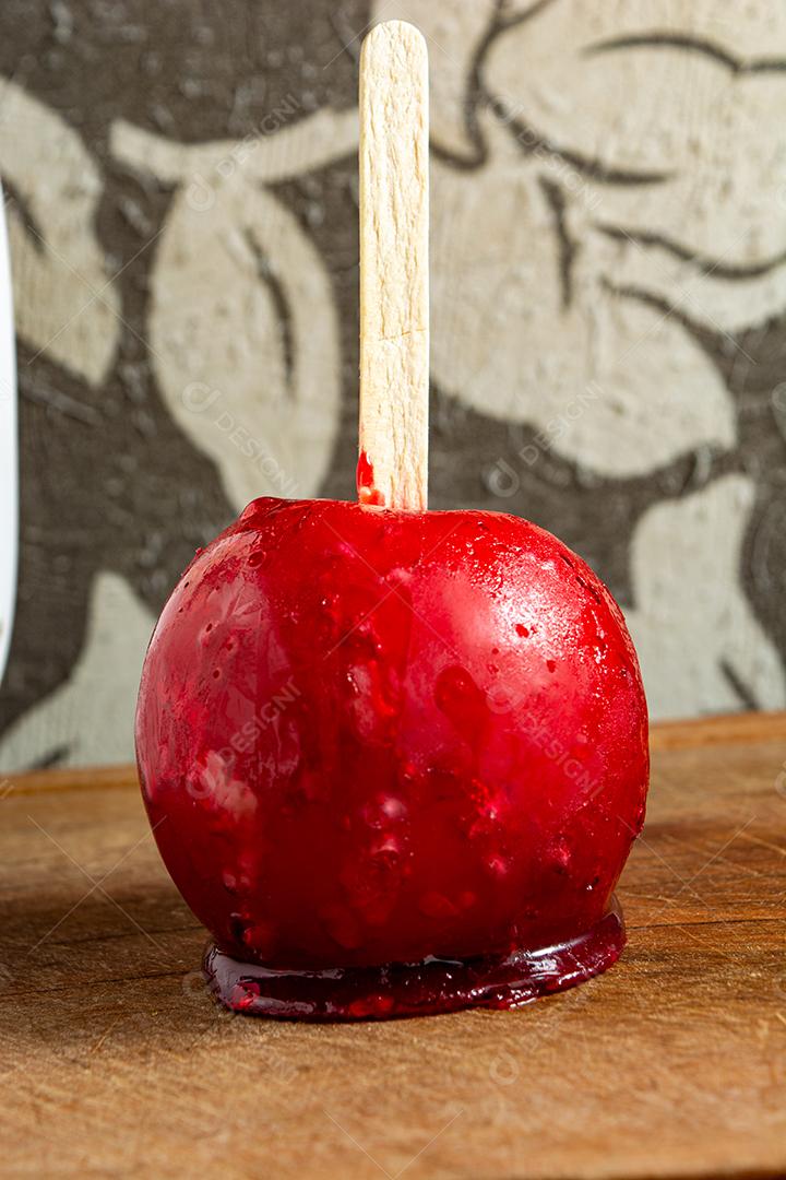 maçã vermelha brasileira, sobremesa tradicional, na superfície de madeira