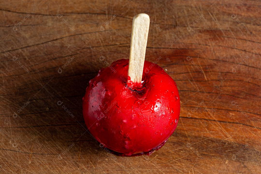 maçã vermelha brasileira, sobremesa tradicional, na superfície de madeira