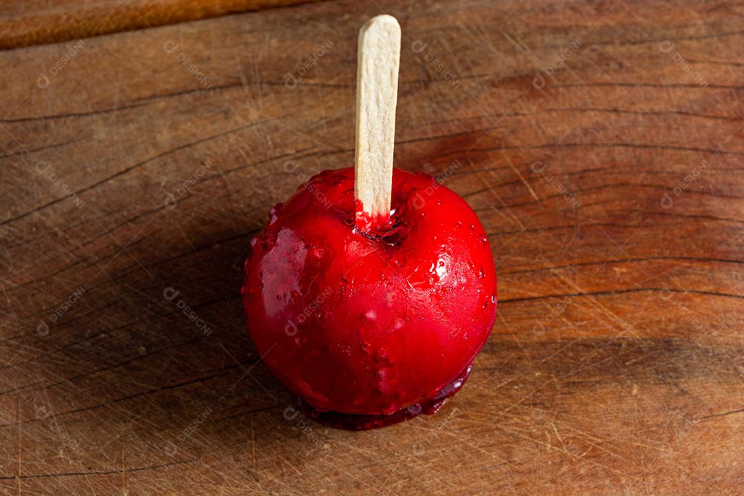 maçã vermelha brasileira, sobremesa tradicional, na superfície de madeira