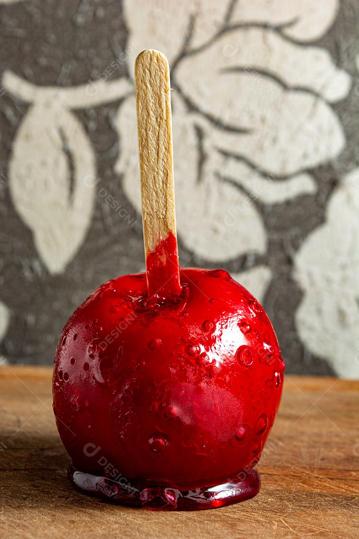 maçã vermelha brasileira, sobremesa tradicional, na superfície de madeira