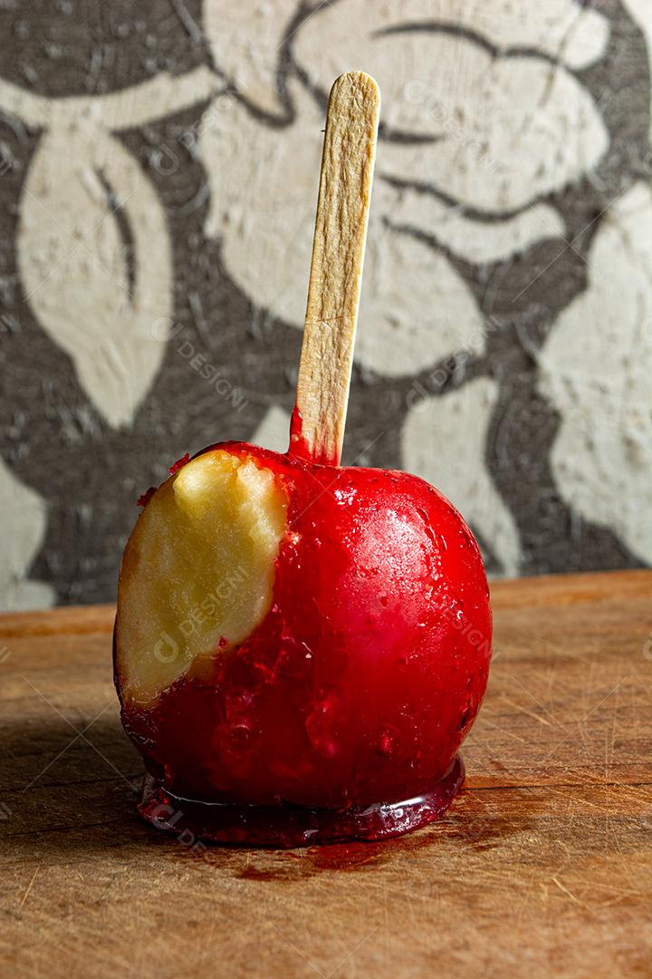 maçã vermelha brasileira, sobremesa tradicional, na superfície de madeira