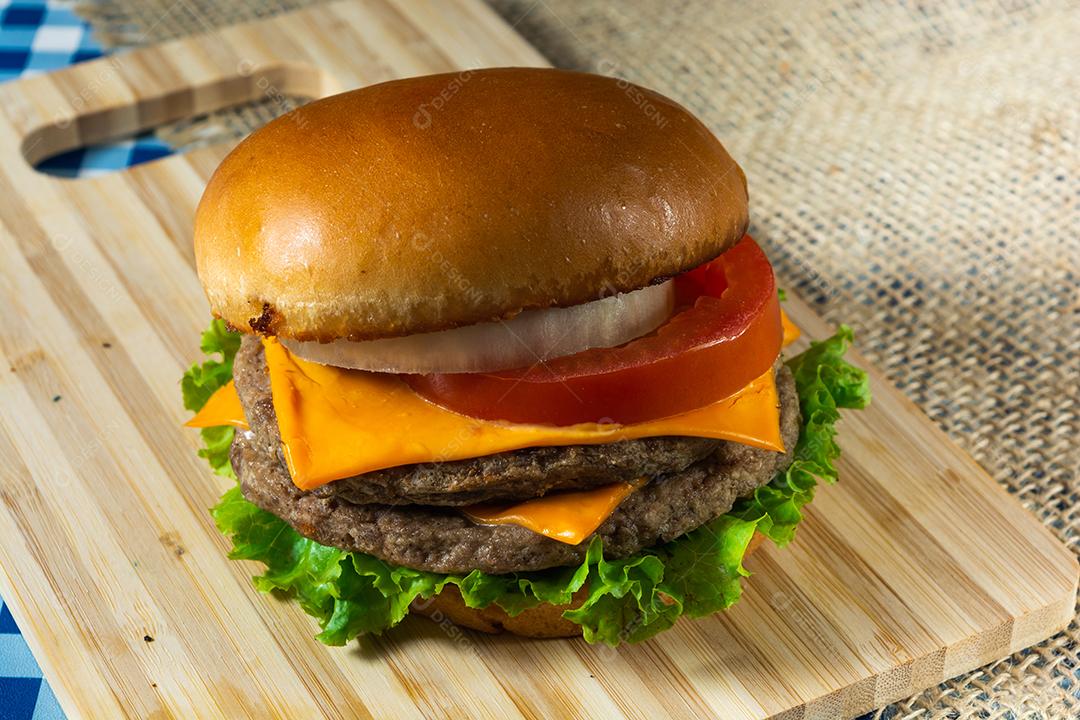 Cheeseburger de carne dupla com salada.
