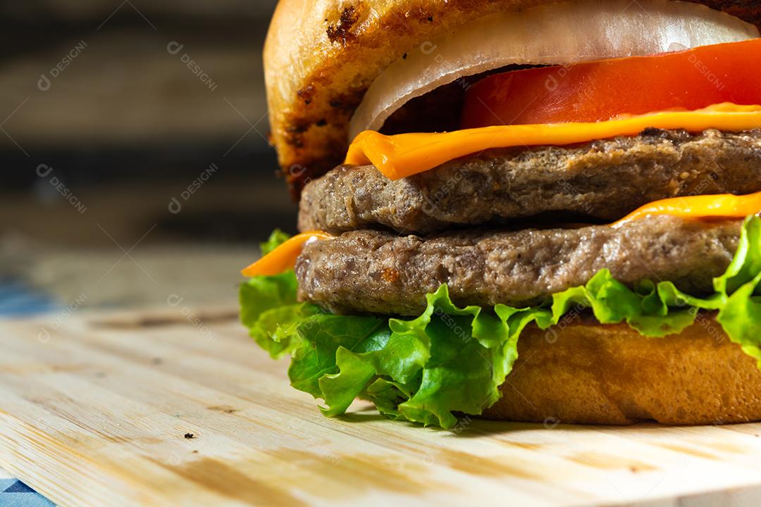 Cheeseburger de carne dupla com salada.