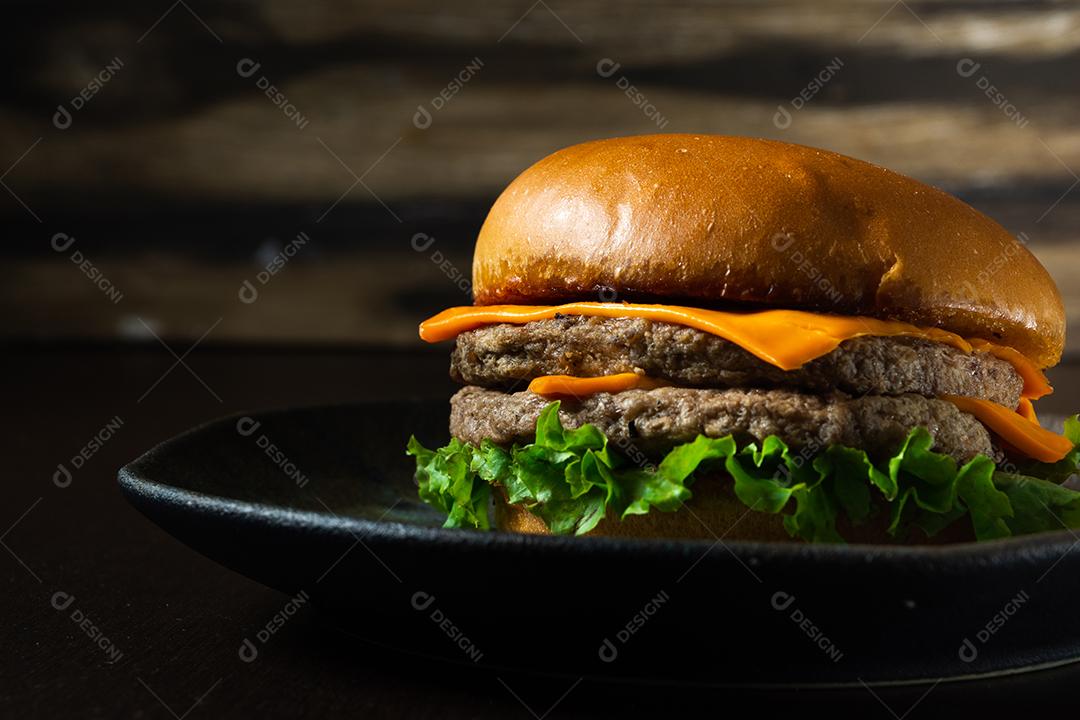 Cheeseburger de carne dupla com salada.