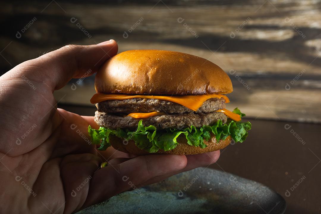 Cheeseburger de carne dupla com salada.