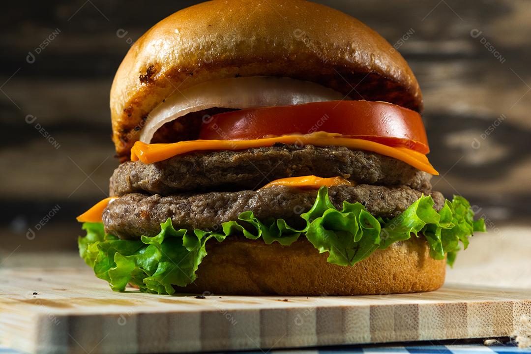 Cheeseburger de carne dupla com salada.