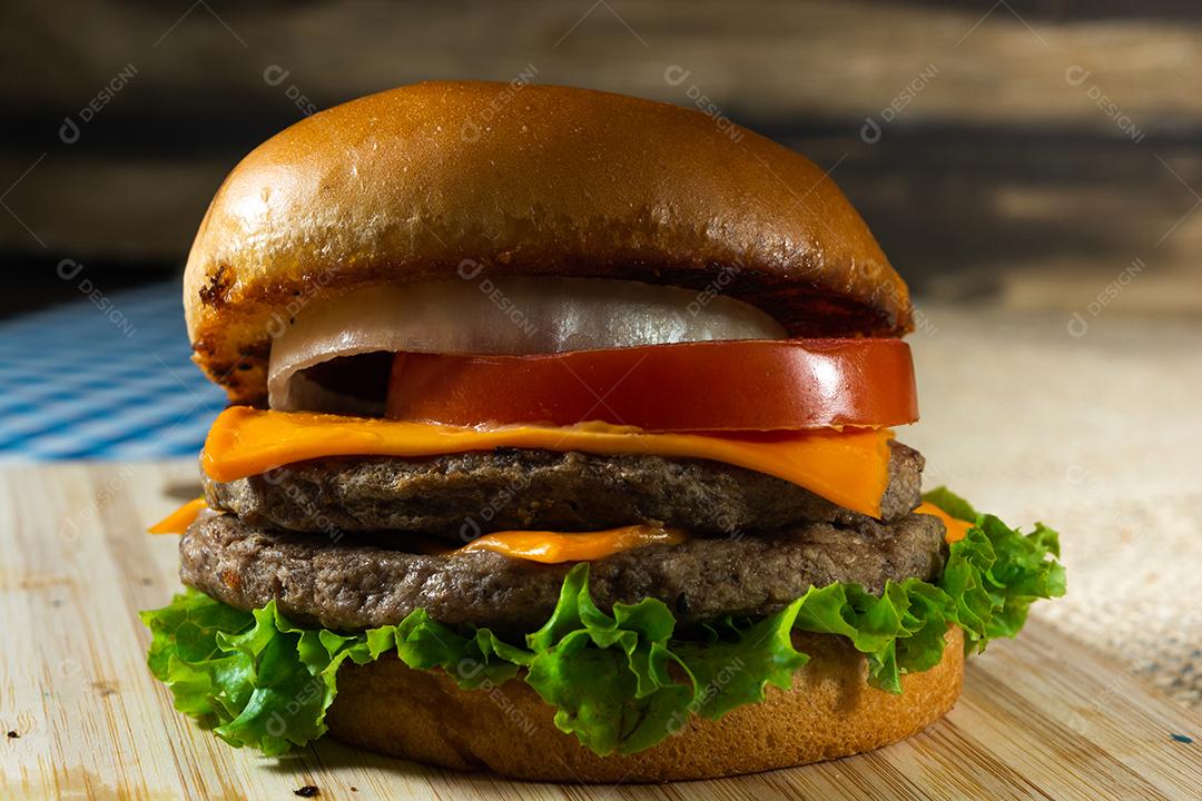 Cheeseburger de carne dupla com salada.