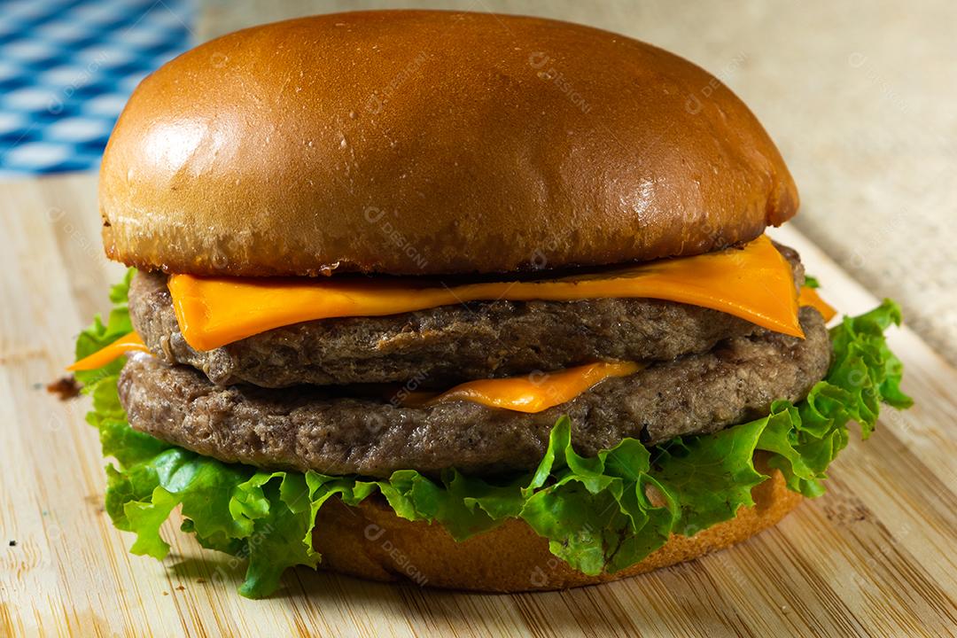 Cheeseburger de carne dupla com salada.