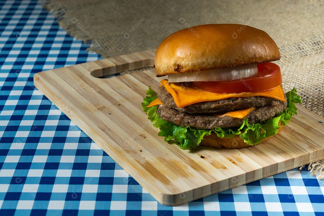 Cheeseburger de carne dupla com salada.