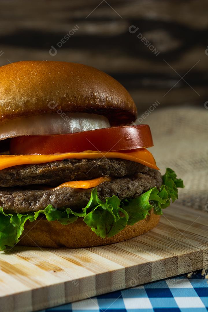 Cheeseburger de carne dupla com salada.