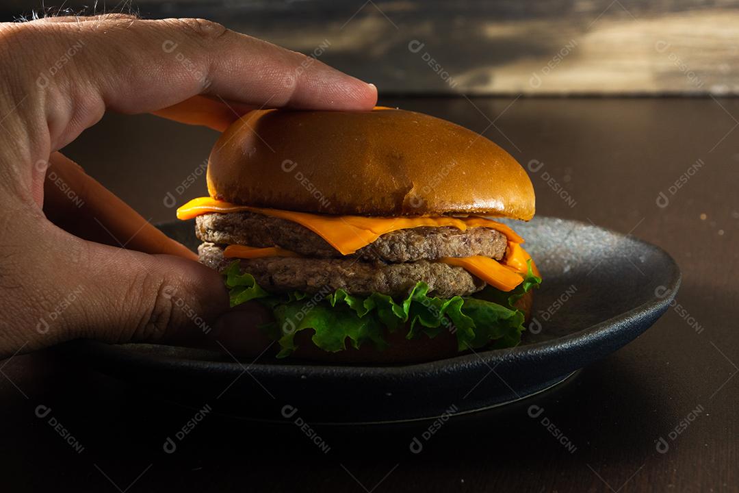 Cheeseburger de carne dupla com salada.
