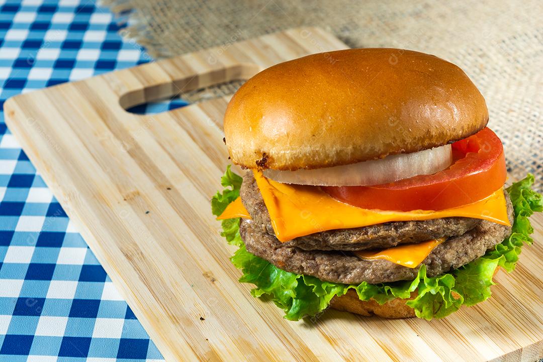 Cheeseburger de carne dupla com salada.