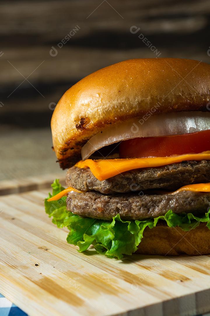 Cheeseburger de carne dupla com salada.