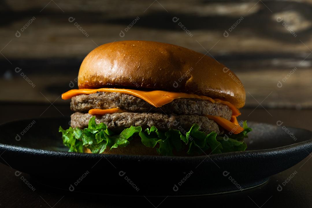 Cheeseburger de carne dupla com salada.