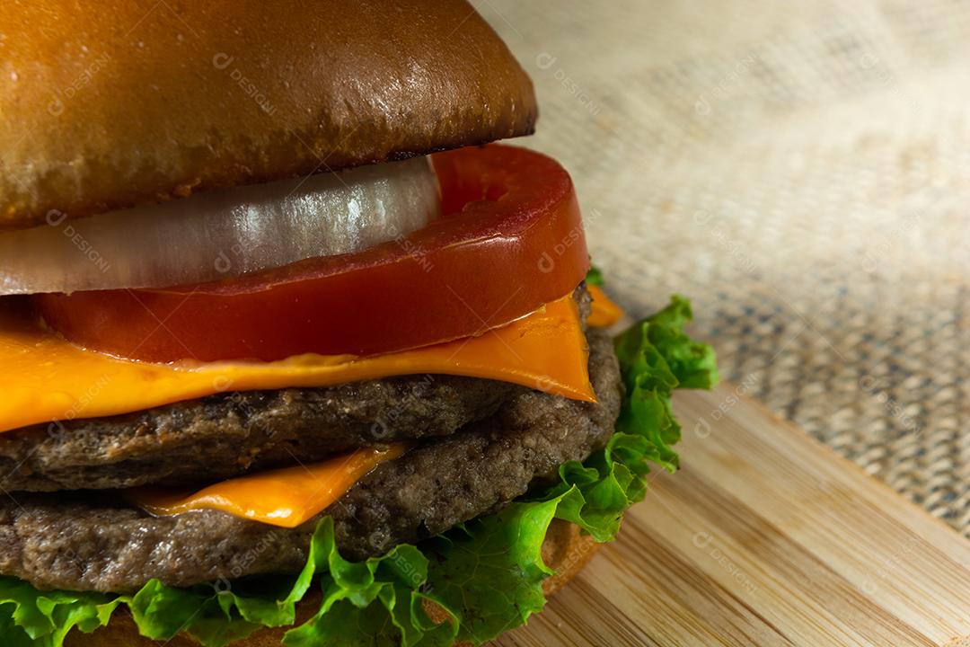 Cheeseburger de carne dupla com salada.