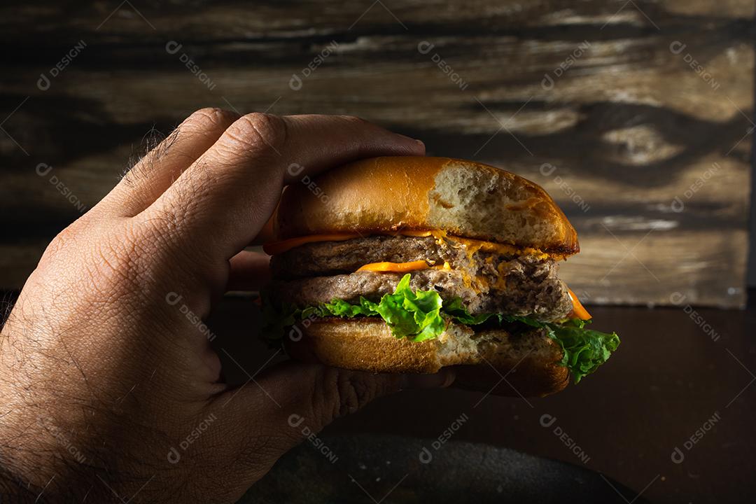 Cheeseburger de carne dupla com salada.