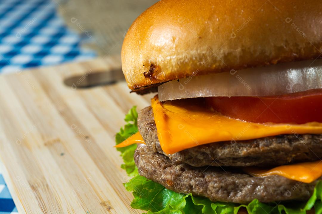 Cheeseburger de carne dupla com salada.