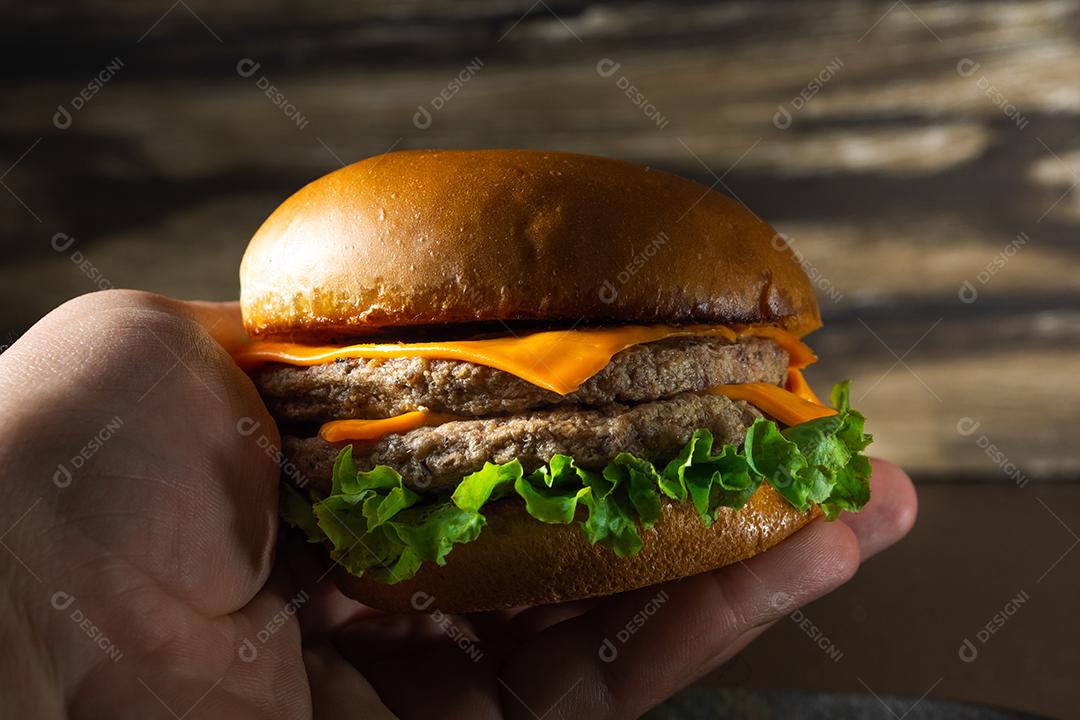 Cheeseburger de carne dupla com salada.