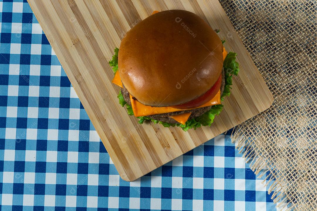 Cheeseburger de carne dupla com salada.