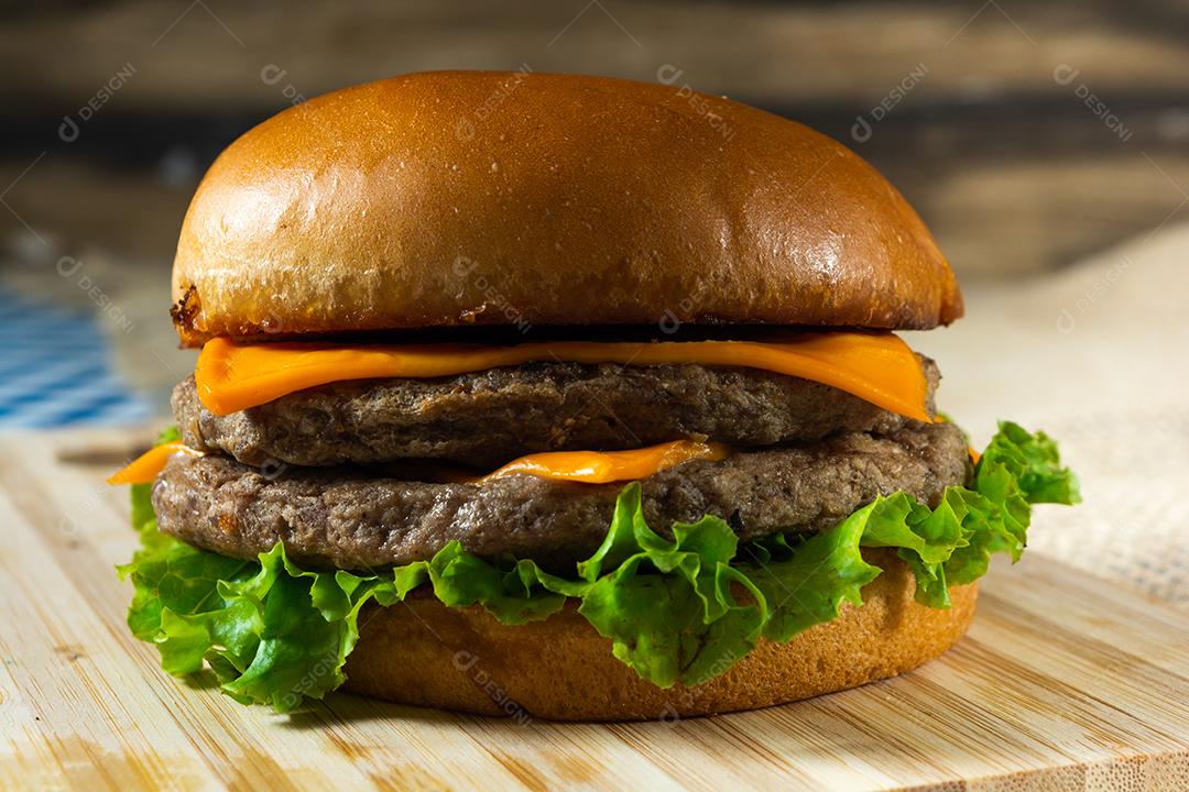 Cheeseburger de carne dupla com salada.