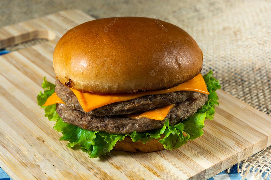 cheeseburger de carne dupla com salada.