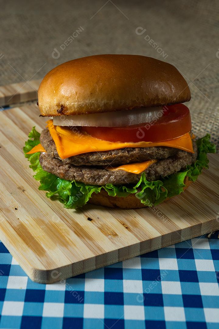 cheeseburger de carne dupla em madeira