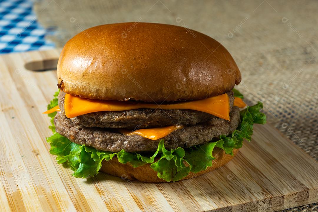 cheeseburger de carne dupla com salada.