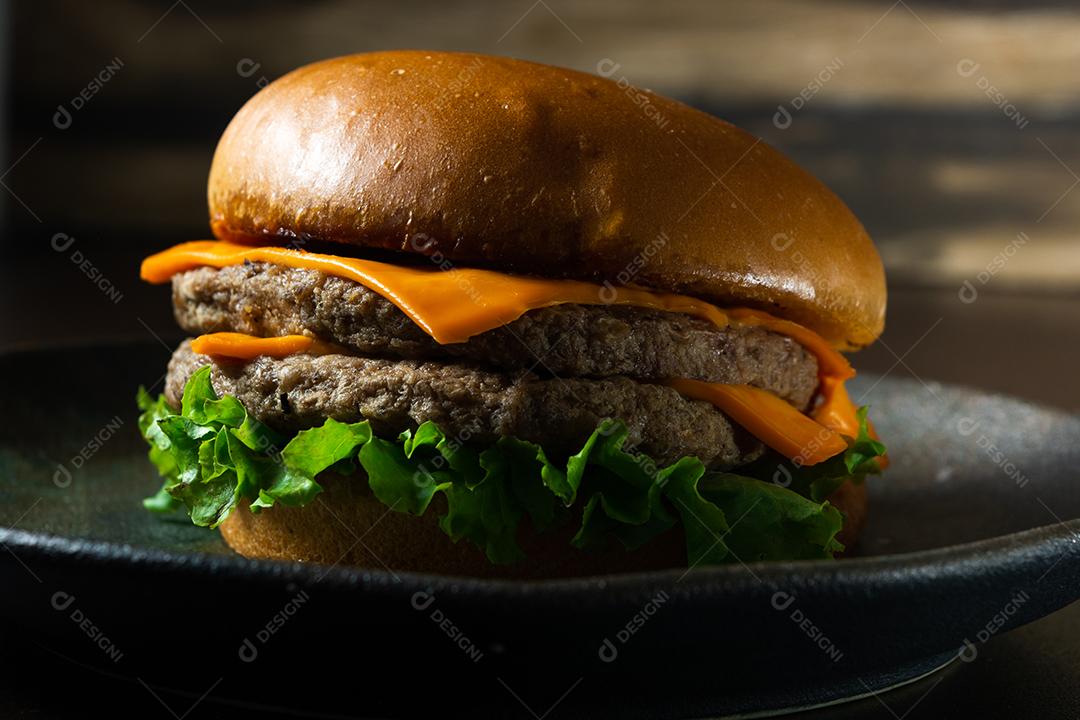 cheeseburger gourmet caseiro de salada de carne dupla, com alface.
