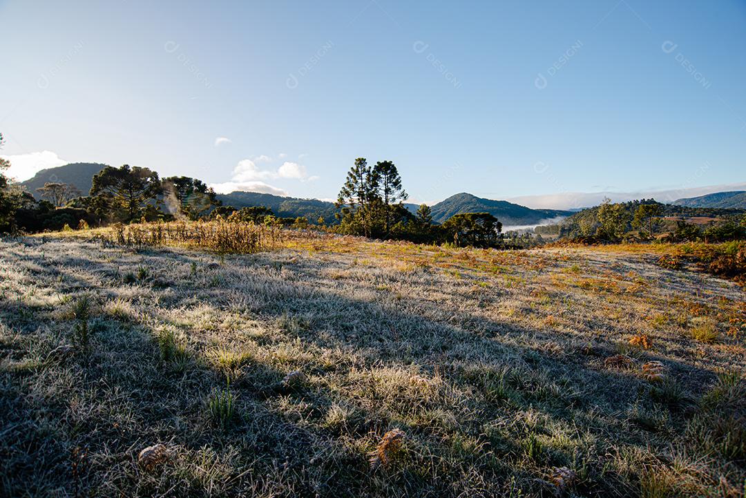 Amanhecer na bela paisagem das montanhas de Santa Catar