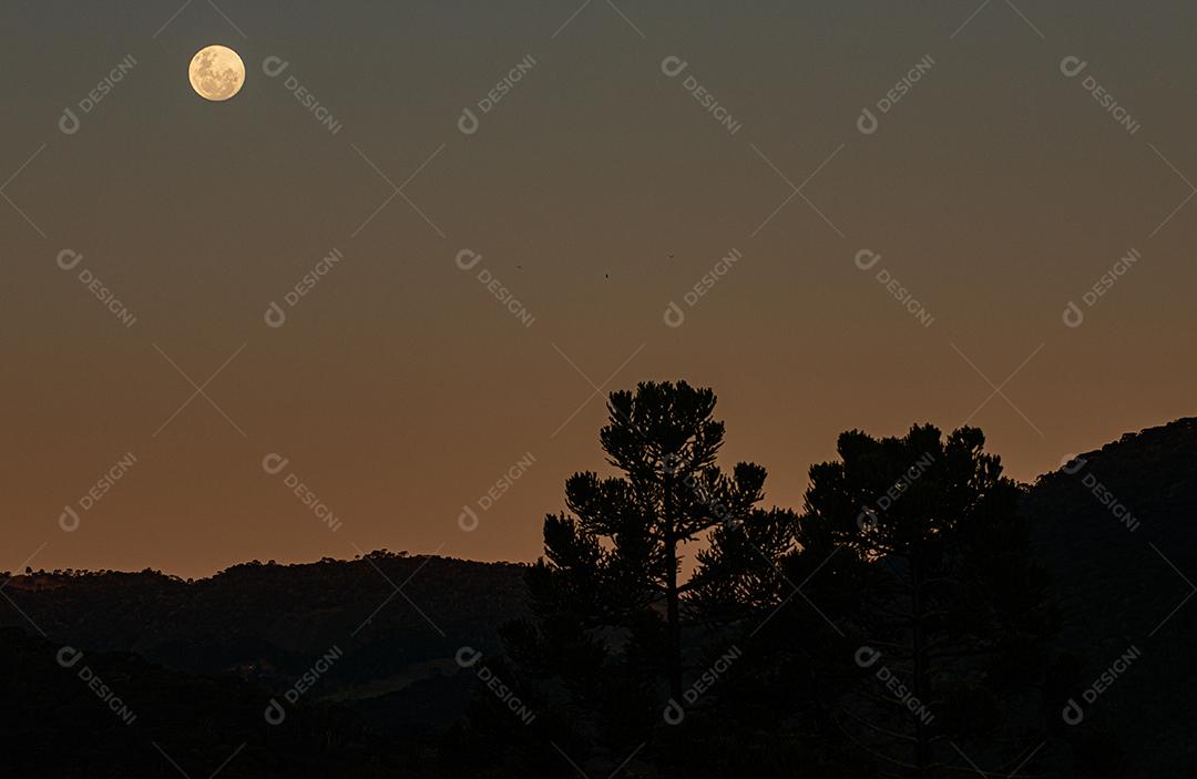 Luar visto nas montanhas da Serra de Santa Catarina mim