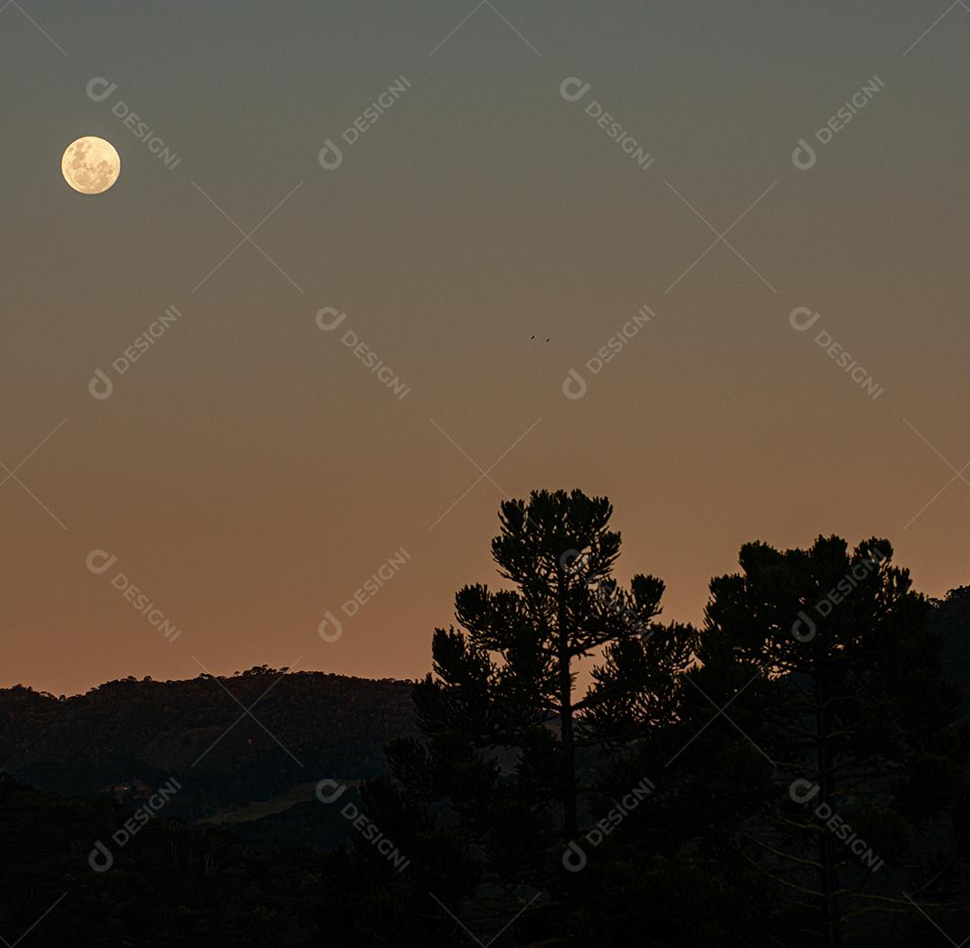 Luar visto nas montanhas da Serra de Santa Catarina mim