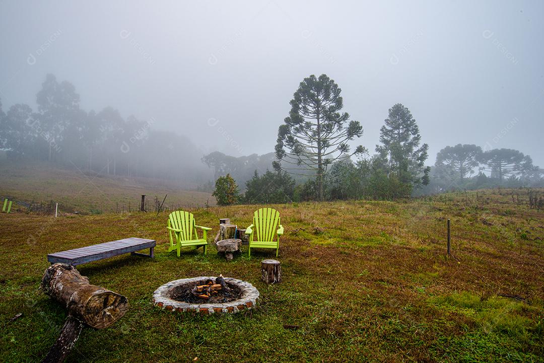 Espaço de fogo à terra com cadeiras e bancos nas montanhas de Sa